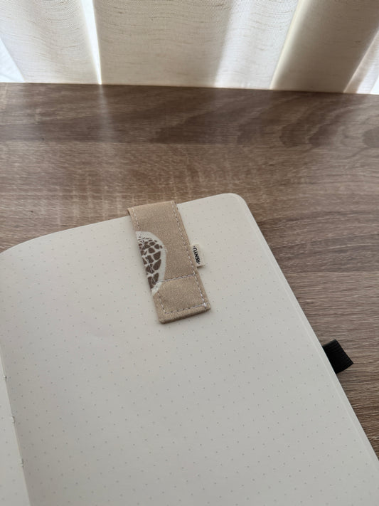 Magnetic bookmark